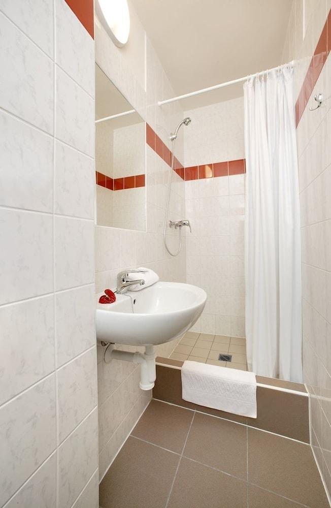 Easy Star Hotel Praag Buitenkant foto