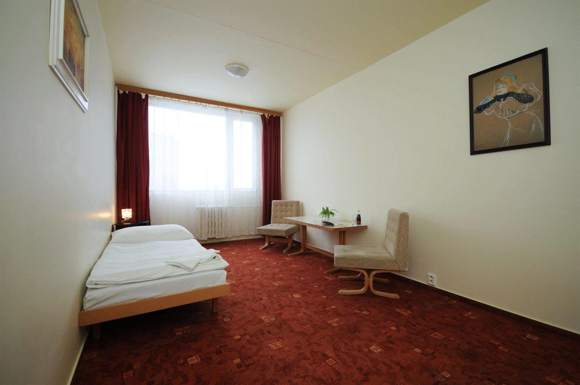 Easy Star Hotel Praag Buitenkant foto