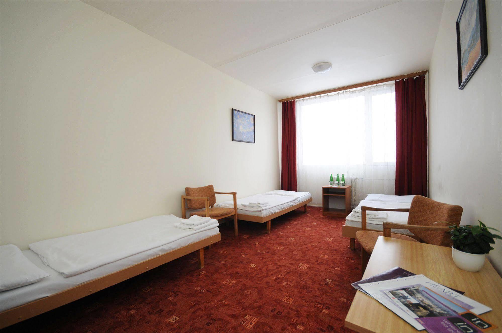 Easy Star Hotel Praag Buitenkant foto
